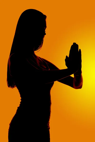 Silhouette Frau betet — Stockfoto