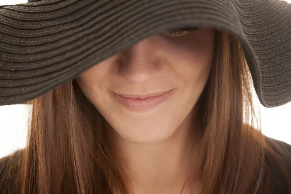 Uśmiech czarny kapelusz kobieta bardzo blisko — Zdjęcie stockowe