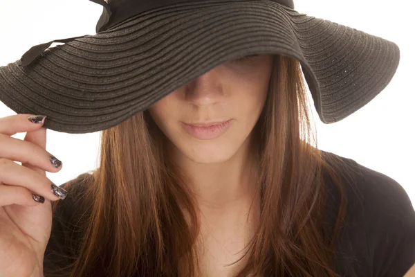 Vrouw zwarte hoed aanraking close-up — Stockfoto