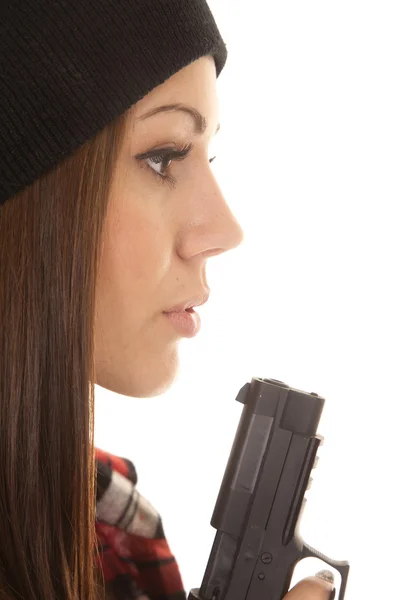 Mujer cerca golpe en extremo de pistola lado —  Fotos de Stock