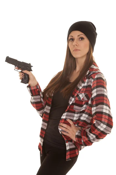 Mulher em gorro e xadrez camisa arma lado — Fotografia de Stock