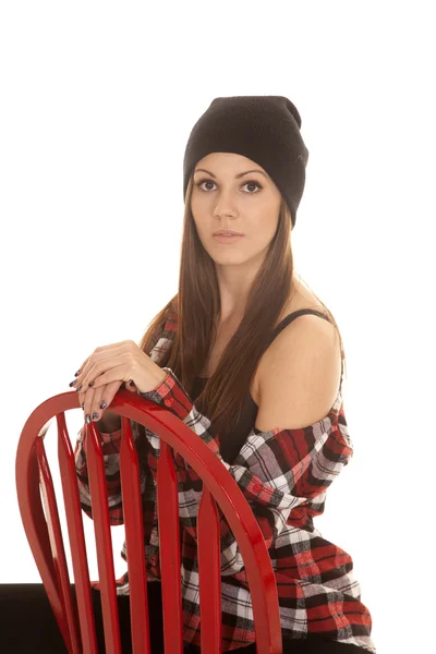 Mujer en gorro y camisa a cuadros sentarse silla roja —  Fotos de Stock