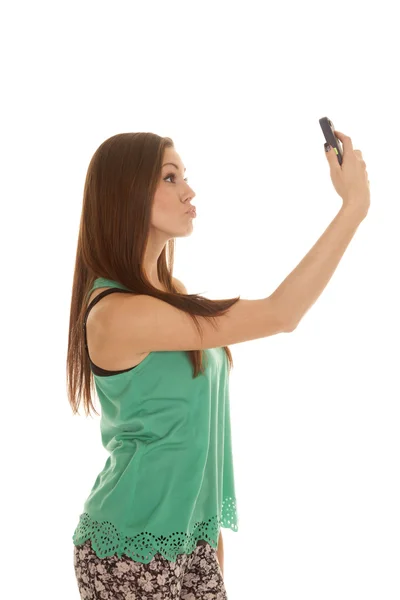 Mujer en top verde con labios de la imagen del teléfono — Foto de Stock