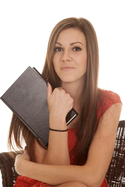 Frau rote Spitze Kleid halten Buch — Stockfoto