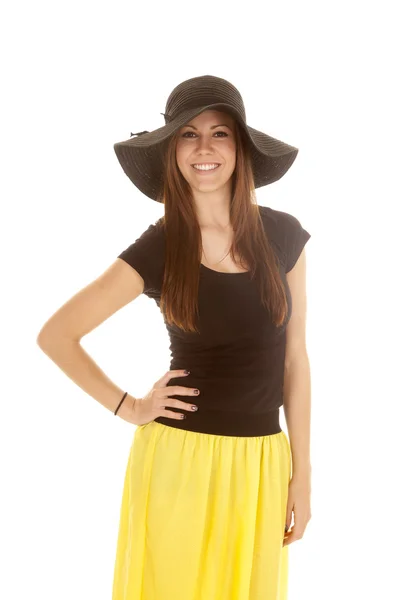 Mulher saia amarela chapéu preto sorriso — Fotografia de Stock