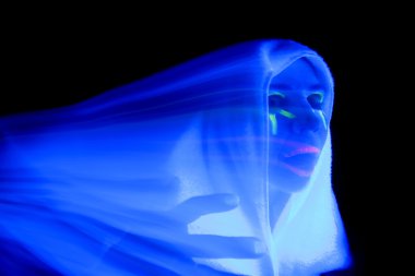 kadın siyah ışık beyaz hayalet