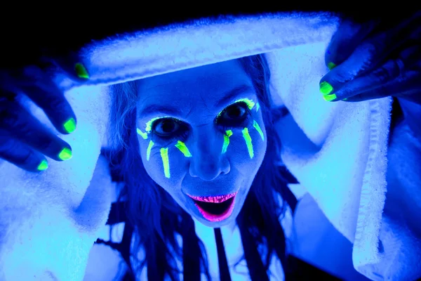 Woman black light hands on towel — Stock Photo, Image