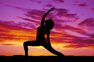 siluet yoga kadın hamle bir kolum kadar
