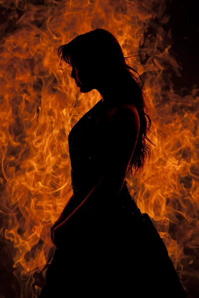 Silhouette woman stand in front of fire — Stock Photo, Image