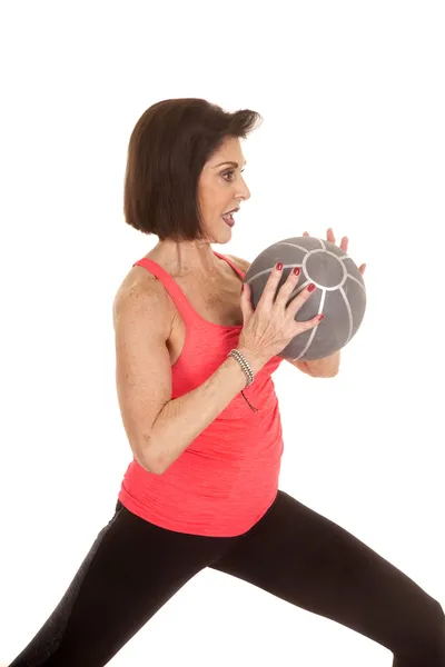 Ältere Frau Medizinball an der Brustseite — Stockfoto