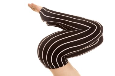 siyah pantolon çizgili bacak diz bükülmüş