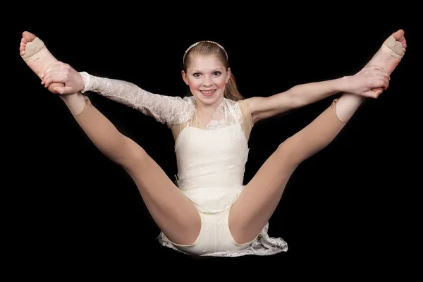 Jovem menina dança sentar segurar pernas para cima — Fotografia de Stock