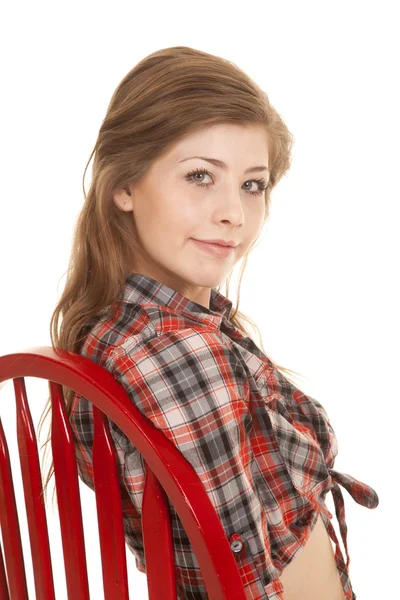 女牛仔格子衬衫红色椅子附近 — 图库照片