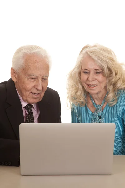 Пожилая пара бизнес-компьютер смотреть вниз — стоковое фото