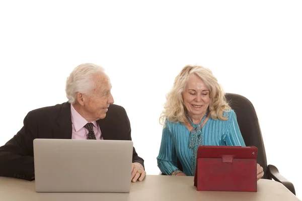 Bejaarde echtpaar bedrijfscomputers die hij naar haar kijkt — Stockfoto