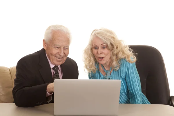 Bejaarde echtpaar bedrijf die ze ziet er geschokt — Stockfoto