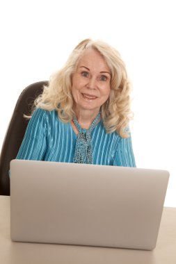 yaşlı kadın mavi tişört bilgisayar gülümseme