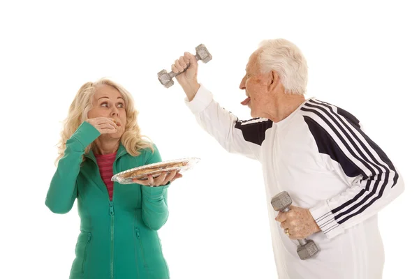 Bejaarde echtpaar fitness cookies tong uit — Stockfoto