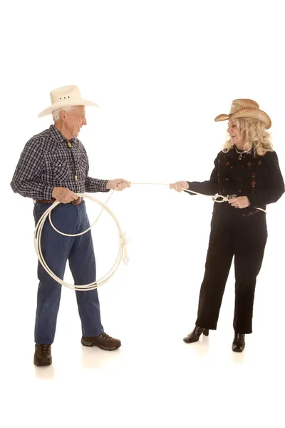 Älteres Ehepaar am Seil gezogen — Stockfoto