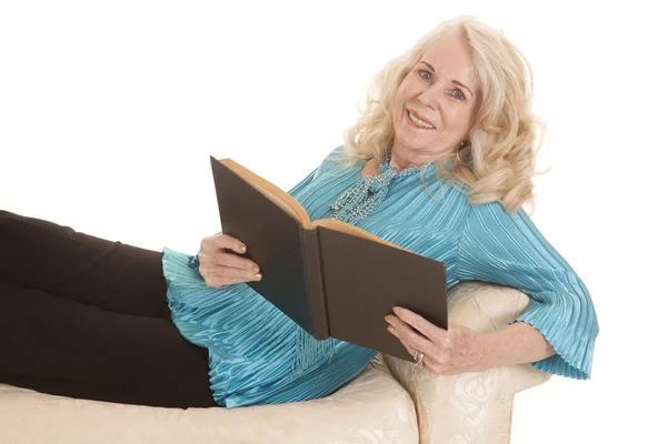 Yaşlı kadını mavi gömlek kitap lay — Stok fotoğraf