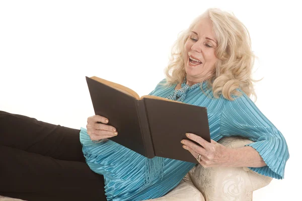 Oudere vrouw blauw shirt lag lezen — Stockfoto