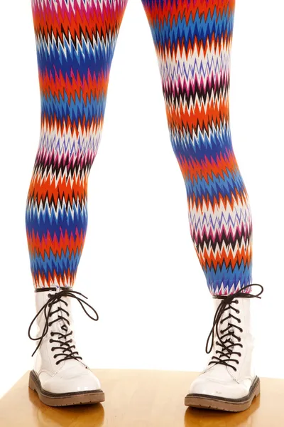 다리 다채로운 패턴 화이트 부츠에 발가락을 서 서 — 스톡 사진