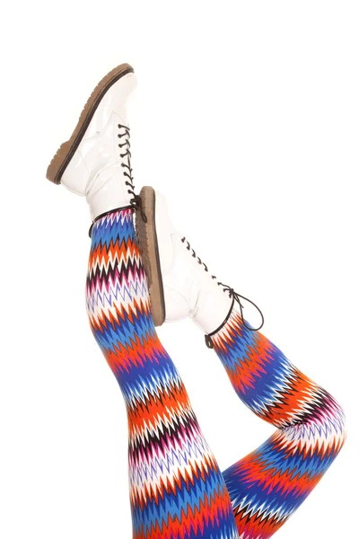 신에 한 다리 다채로운 패턴 화이트 부츠 — 스톡 사진