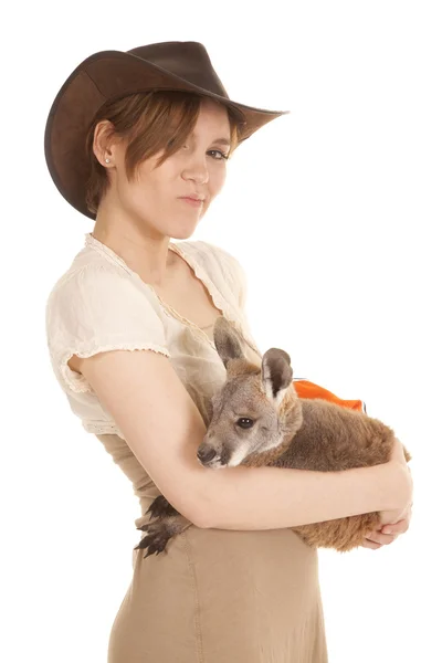 Latin nő kenguru tartsa megjelenés — Stock Fotó