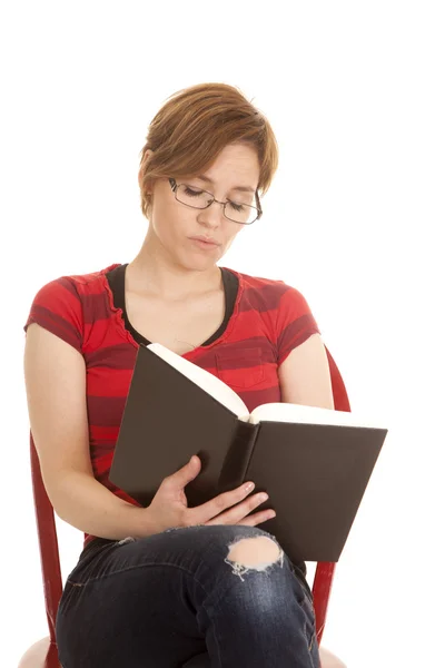 Mujer latina camisa roja leer ojos cerrados — Foto de Stock