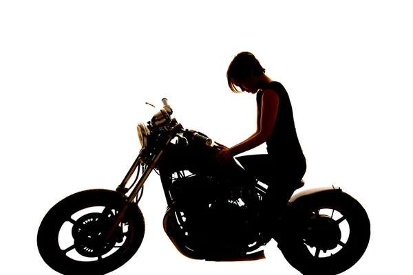 Silhouette femme motocyclette mains sur réservoir regarder vers le bas — Photo