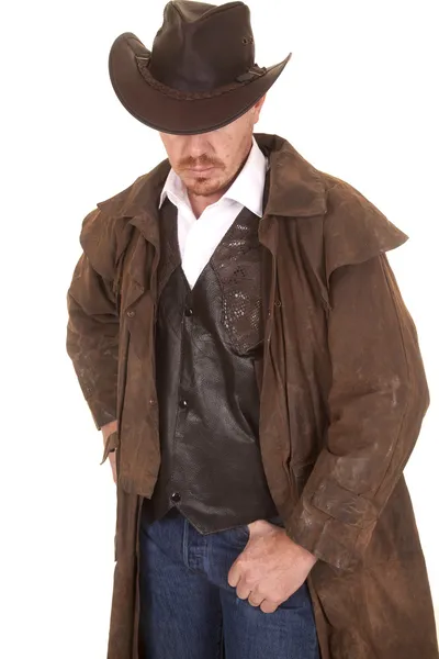 Cowboy in giubbotto antipolvere e cappello coprire gli occhi guardare giù — Foto Stock