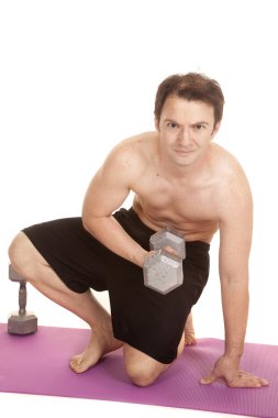 erkek şort curl ağırlığı diz çök.