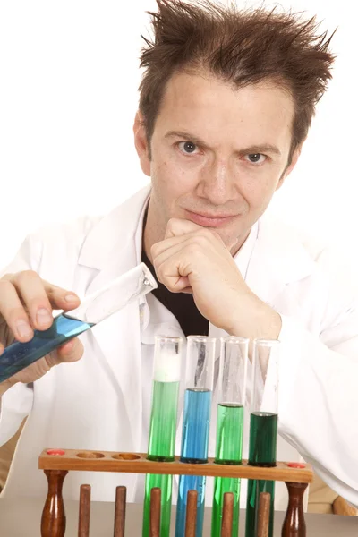 Безумный ученый держит синюю пробирку — стоковое фото