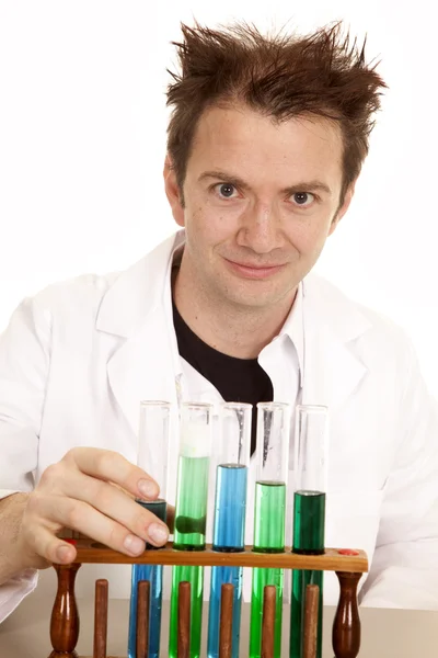 Cientista louco com olhar tubos de ensaio — Fotografia de Stock