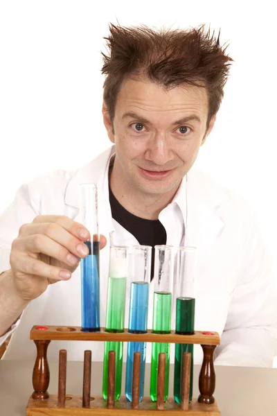 Verrückter Wissenschaftler greift zum blauen Reagenzglas — Stockfoto