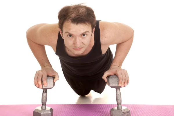 Hombre haciendo pushup en pesos frente a —  Fotos de Stock