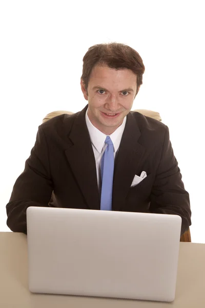 Man in pak op computer — Stockfoto