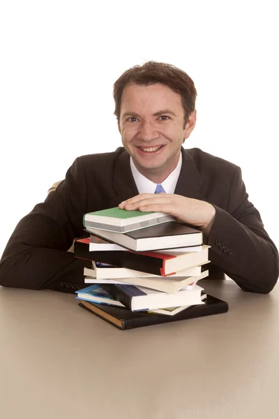 Homem terno livros procurando — Fotografia de Stock