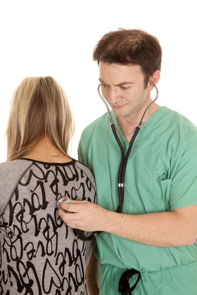 Doctor con estetoscopio en la espalda de las mujeres — Foto de Stock