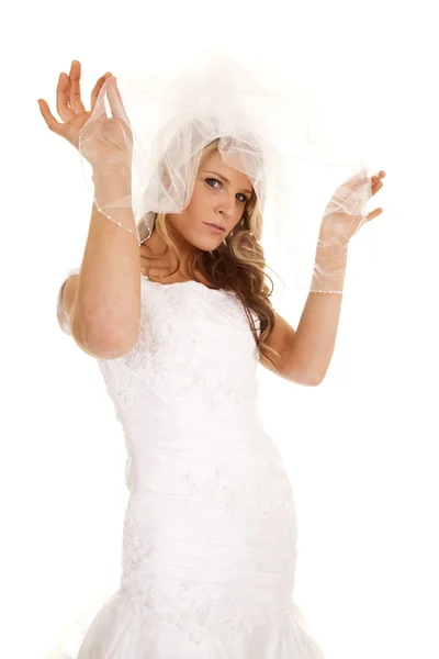 Невеста с вуалью смотрит из-под нее — стоковое фото