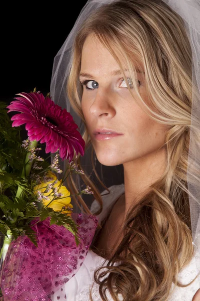 Vrouw bruiloft jurk bloemen dicht bij gezicht kijken — Stockfoto