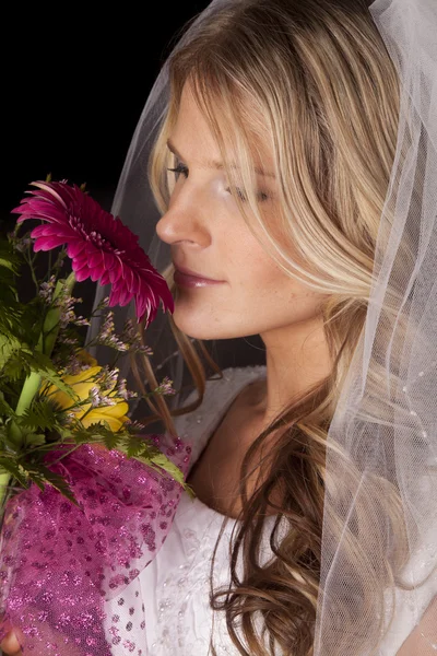 Femme robe de mariée fleurs odeur latérale — Photo