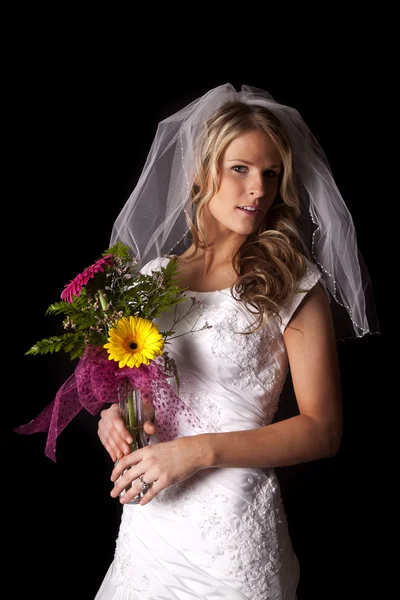 Vestido de noiva mulher em flores pretas olhar para trás — Fotografia de Stock