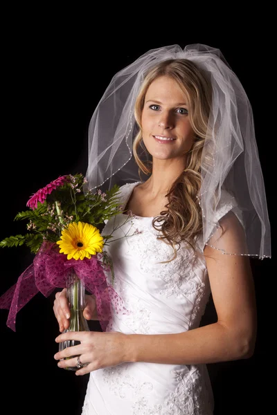 Vrouw trouwjurk op zwarte bloemen glimlach — Stockfoto