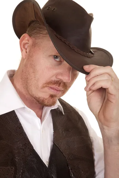 Cowboy chapéu de colete de perto olhar sério toque chapéu — Fotografia de Stock