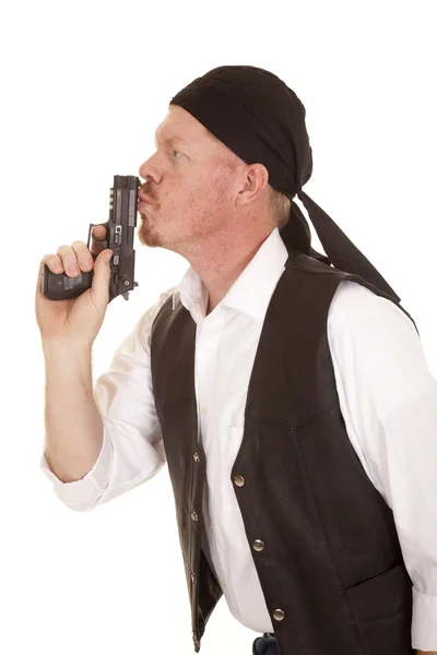 Man bandana gun side kiss — Stock Photo, Image