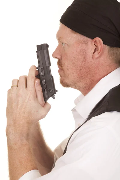 Чоловік бандана на голові пістолет закрити профіль — стокове фото