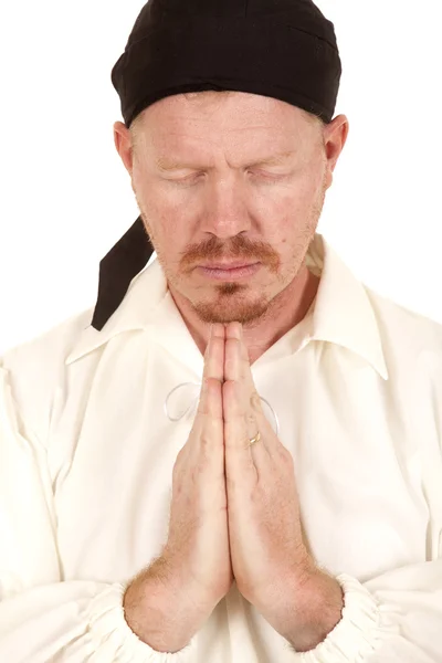 Homem preto bandana perto rezar — Fotografia de Stock