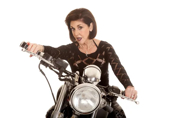 Oudere vrouw op motorfiets rijden — Stockfoto