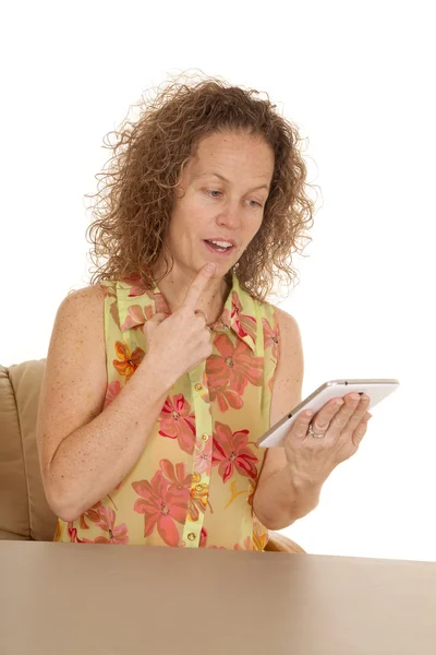 Vrouw met Tablet PC vinger kin — Stockfoto